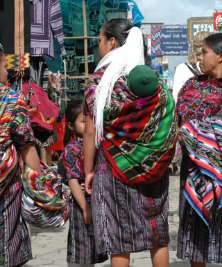 Auf dem einzigartigen Hochland-Markt von Chichi Kunsthandwerk bestaunen